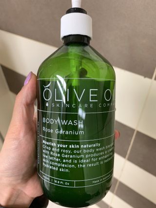 올리브 오일 스킨케어 컴퍼니 [OOSC] 향기로운 보습 로즈 제라늄 바디워시 500ml — 5점을 준 리뷰어가 2021년 5월 올린 사용 사진