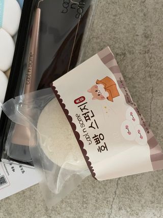 [툴앤썸] 메이크업 브러시로 바르고 호빵 스펀지로 클렌징하는 A-Z 뷰티툴 5종 — 4점을 준 리뷰어가 2021년 1월 올린 사용 사진