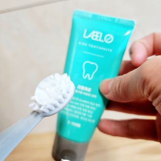 치과에서 쓰는 치약 _ 라벨제로 저불소 꼬마, 키즈, 유아, 베이비, 주니어 안전한 어린이치약 — 5점을 준 리뷰어가 2022년 12월 올린 사용 사진