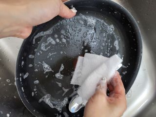 부직포나라 중금속유해물질ZERO 뜯어쓰는 주방 일회용수세미 60매 2매 — 5점을 준 리뷰어가 2022년 11월 올린 사용 사진