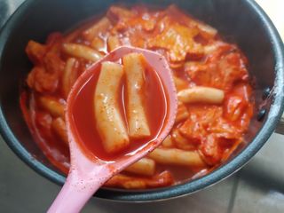 빨간키트 떡볶이 밀키트 2~3인분 매운맛 국물 떡볶이 만들기 쉬운 황금 레시피 분말 소스로 간편한 요리 — 4.5점을 준 리뷰어가 2021년 8월 올린 사용 사진