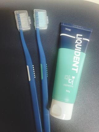 리퀴덴트 오랄케어 온가족용 리퀴덴트 더더 오랄케어 무불소 치약 + 임상시험완료 이중 미세 엠보싱 칫솔 올데이세트 — 5점을 준 리뷰어가 2021년 1월 올린 사용 사진
