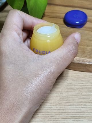 [후르디아] 올리브영 꿀과즙 립밤 2종 (블루베리/석류) — 5점을 준 리뷰어가 2022년 10월 올린 사용 사진