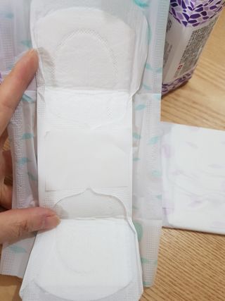 나무드 [데이위드] 국내생산 생리대 가벼운 초 슬림핏 프레쉬 씬 순면커버 생리대 10개입X1팩 — 5점을 준 리뷰어가 2021년 10월 올린 사용 사진