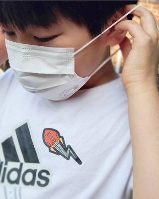 JHWORLD 스누피 마스크 정품 스누피 KF-AD 국내 비말차단 아동용 성인용 일회용 덴탈마스크 50매 — 5점을 준 리뷰어가 2021년 6월 올린 사용 사진