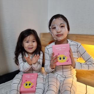 소이베베X신비아파트 키즈 아토 활력 마스크팩(금비 모양) 1+1 — 4점을 준 리뷰어가 2023년 3월 올린 사용 사진