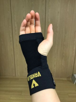반테린서포터 손목 — 5점을 준 리뷰어가 2021년 4월 올린 사용 사진