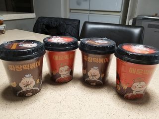 유비쿡 컵떡볶이 매운컵떡볶이2개/ 짜장컵떡볶이 2개  총 4개세트 — 5점을 준 리뷰어가 2021년 2월 올린 사용 사진