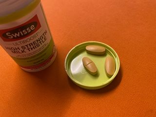 Swisse 스위스 고함량 밀크씨슬 35,000mg 60정 — 4점을 준 리뷰어가 2021년 11월 올린 사용 사진