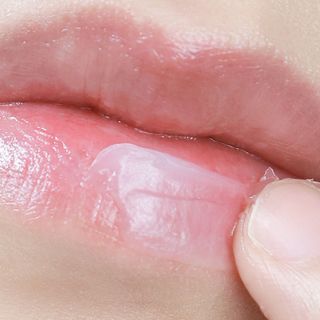 틱톡 [후르디아] 튼입술해결템 올리브영 블루베리 하이드레이팅 허니 립밤 — 5점을 준 리뷰어가 2023년 11월 올린 사용 사진