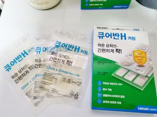 [큐어반H 커팅] 간편하게 떼서 쓰는 자외선차단 습윤밴드 (1팩/30매입) — 4점을 준 리뷰어가 2022년 11월 올린 사용 사진