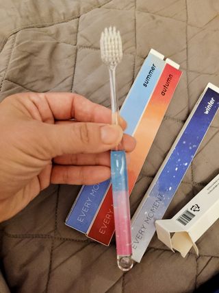 에브리모먼트 에브리 모먼트 칫솔 Every moment toothbrush — 4점을 준 리뷰어가 2022년 5월 올린 사용 사진