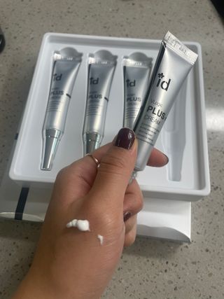 아이디플라코스메틱 아이디 브이로직 플러스 크림 15ml X 4EA — 5점을 준 리뷰어가 2022년 1월 올린 사용 사진