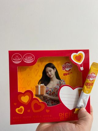 광동생활건강 [제니에디션] 비타500데일리스틱 gift set 60포+제니굿즈 3종+쇼핑백 — 5점을 준 리뷰어가 2021년 11월 올린 사용 사진