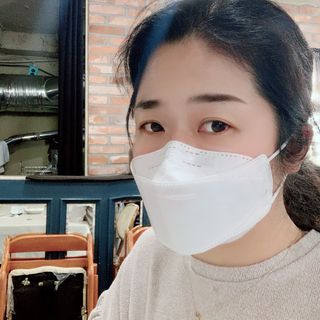 위케어 KF94 마스크 숨쉬기편한 귀안아픈마스크 국산원부자재 사용 식약처 승인 마스크 — 5점을 준 리뷰어가 2021년 3월 올린 사용 사진