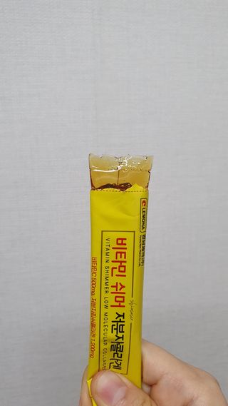 자연에온 경남제약 비타민 쉬머 저분자콜라겐 20g x 30포 — 5점을 준 리뷰어가 2021년 12월 올린 사용 사진
