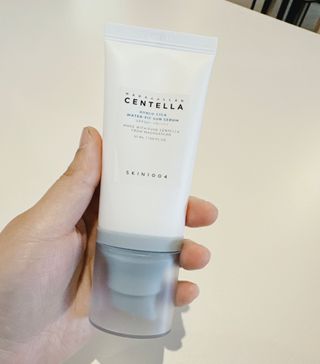 [스킨1004] 마다가스카르 센텔라 히알루-시카 워터핏 선세럼 50ml — 5점을 준 리뷰어가 2024년 5월 올린 사용 사진