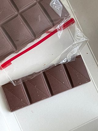 당류2g 자일리톨로 단맛을낸 슈카 퓨어비건 무설탕초콜릿 Xucker vegan 2개입 — 5점을 준 리뷰어가 2021년 4월 올린 사용 사진
