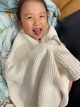 [쿠쿠드림] 완벽 항균 아기 애착이불 — 5점을 준 리뷰어가 2022년 12월 올린 사용 사진