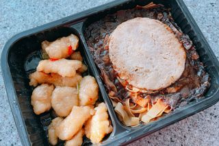 직탁 식단관리 3종 도시락 (두부 라자냐 라구빠에야, 두부로제 미트볼파스타, 닭탕수 직화 짜장 두부면) — 5점을 준 리뷰어가 2022년 6월 올린 사용 사진
