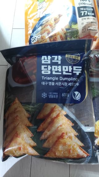 (주)성경순만두 곤약만두.콘치즈만두,삼각당면만두,당면 야끼만두,대구전통 납작만두,떡뽁이 매콤소스,달콤소스 — 5점을 준 리뷰어가 2023년 4월 올린 사용 사진