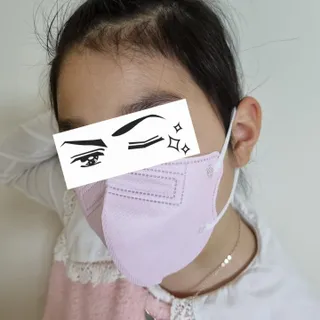 애니가드키즈 새부리형 KF94  5컬러 각 10매입 [화이트, 블랙, 크리미베이지, 코튼핑크, 그레이] 3-6세 — 5점을 준 리뷰어가 2022년 2월 올린 사용 사진