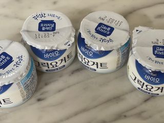 매일바이오 그릭요거트 오리지널 플레인 4개, 로스터리 커피믹스 4개 — 5점을 준 리뷰어가 2021년 12월 올린 사용 사진