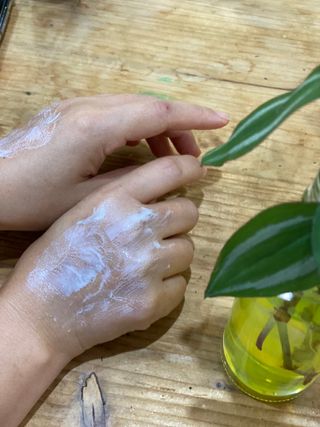 프리마인 선크림만 바꿨을 뿐인데 매일 물 2L챙겨먹고 기초케어 완벽하게 한 물빛피부 완성,셀라브UV프로텍터 — 5점을 준 리뷰어가 2023년 8월 올린 사용 사진
