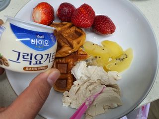 매일바이오 그릭요거트 오리지널 플레인 4개, 로스터리 커피믹스 4개 — 5점을 준 리뷰어가 2021년 12월 올린 사용 사진