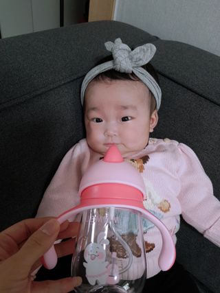 유비맘 트라이탄 코니빨대컵_컬러 랜덤 발송 — 5점을 준 리뷰어가 2021년 4월 올린 사용 사진