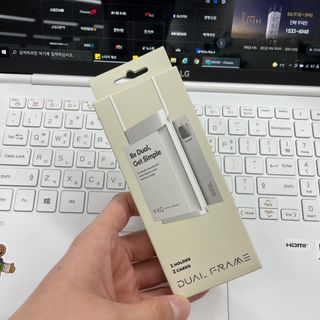 플러스엑스 오브젝트 [PlusX Object] 아이디프레임 2.0 & 듀얼프레임 - 플러스엑스 사원증 케이스 목걸이 디자인 어워드 수상 — 5점을 준 리뷰어가 2022년 2월 올린 사용 사진