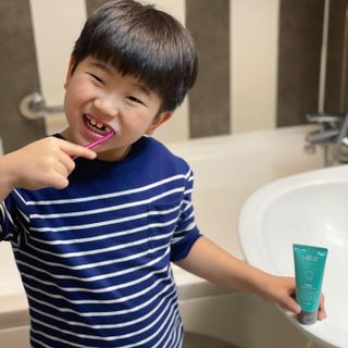 치과에서 쓰는 치약 _ 라벨제로 저불소 꼬마, 키즈, 유아, 베이비, 주니어 안전한 어린이치약 — 5점을 준 리뷰어가 2022년 11월 올린 사용 사진