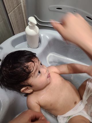 mom e 맘이 내추럴 베이비 케어 샴푸앤바스+로션 — 5점을 준 리뷰어가 2021년 1월 올린 사용 사진