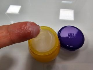 틱톡 [후르디아] 튼입술해결템 올리브영 블루베리 하이드레이팅 허니 립밤 — 5점을 준 리뷰어가 2024년 3월 올린 사용 사진