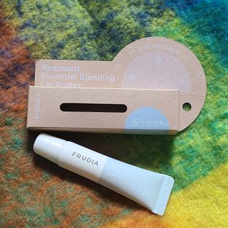 [후르디아] 올리브영 착한보습 비건 립버터 2종 — 5점을 준 리뷰어가 2021년 12월 올린 사용 사진