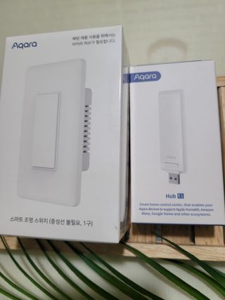 아카라 조명 스위치를 누워서 끄는 방법 (스마트 조명 스위치 2구 + 무선 리모트 스위치 1구 T1, 스마트 허브 E1) — 5점을 준 리뷰어가 2021년 12월 올린 사용 사진