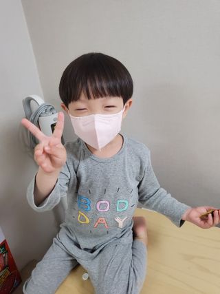 [블루 본 아이노우] 유아용 컬러마스크 40 PCS SET 2중 택 1 — 5점을 준 리뷰어가 2021년 5월 올린 사용 사진