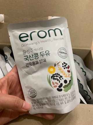 이롬 황성주 박사의 국산콩 두유 검은콩과 17곡 프리미엄 — 2.5점을 준 리뷰어가 2021년 5월 올린 사용 사진