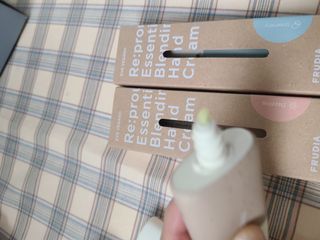 [후르디아] 끈적임 없는 착한성분 비건  핸드크림 3종 — 5점을 준 리뷰어가 2022년 10월 올린 사용 사진