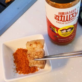 [서울시스터즈] 김치시즈닝 국내 최초 뿌려먹는 김치파우더 100g 1개+ 신제품 고추장 핫소스 185g 1개 — 5점을 준 리뷰어가 2021년 10월 올린 사용 사진