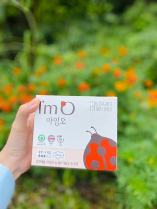 아임오 유기농 생리대 중형 + 레이디오크루삭스 1개 + 쿠폰북 — 4점을 준 리뷰어가 2021년 8월 올린 사용 사진