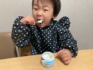 매일바이오 그릭요거트 오리지널 플레인 4개, 로스터리 커피믹스 4개 — 5점을 준 리뷰어가 2021년 12월 올린 사용 사진