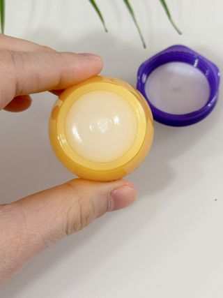 틱톡 [후르디아] 튼입술해결템 올리브영 블루베리 하이드레이팅 허니 립밤 — 5점을 준 리뷰어가 2023년 12월 올린 사용 사진