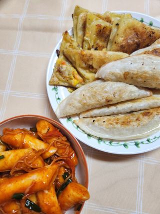 (주)성경순만두 곤약만두.콘치즈만두,삼각당면만두,당면 야끼만두,대구전통 납작만두,떡뽁이 매콤소스,달콤소스 — 5점을 준 리뷰어가 2023년 4월 올린 사용 사진