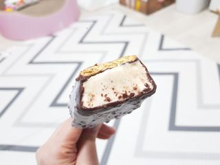 롯데제과 본젤라또 비스킷&바닐라카라멜바, 본젤라또 베리쇼콜라컵 — 4점을 준 리뷰어가 2021년 11월 올린 사용 사진