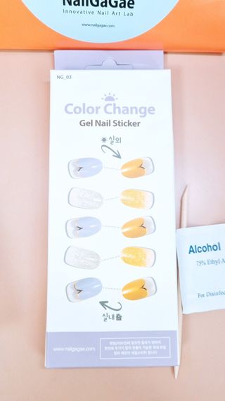 [네일가게] 햇빛에 닿으면 색이 변하는 신기한 햇살 반전 네일스티커 — 4점을 준 리뷰어가 2021년 8월 올린 사용 사진