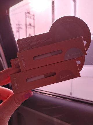 [후르디아] 올리브영 착한보습 비건 립버터 2종 — 5점을 준 리뷰어가 2022년 2월 올린 사용 사진