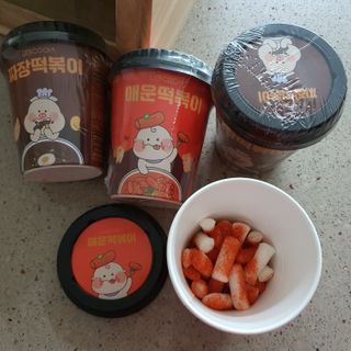 유비쿡 컵떡볶이 매운컵떡볶이2개/ 짜장컵떡볶이 2개  총 4개세트 — 4점을 준 리뷰어가 2021년 3월 올린 사용 사진