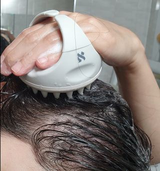 MOAMANEMUNAH 모아만에무나 플러스 두피 탈모 완화 기능성 샴푸 + 브러쉬 2종 세트 — 4점을 준 리뷰어가 2021년 10월 올린 사용 사진