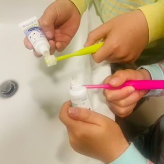 닥터데디스 안심저불소 키즈치약 (라즈베리, 청포도향 중 택 1) 60g +  여행용 미니 치약 15g — 5점을 준 리뷰어가 2022년 11월 올린 사용 사진